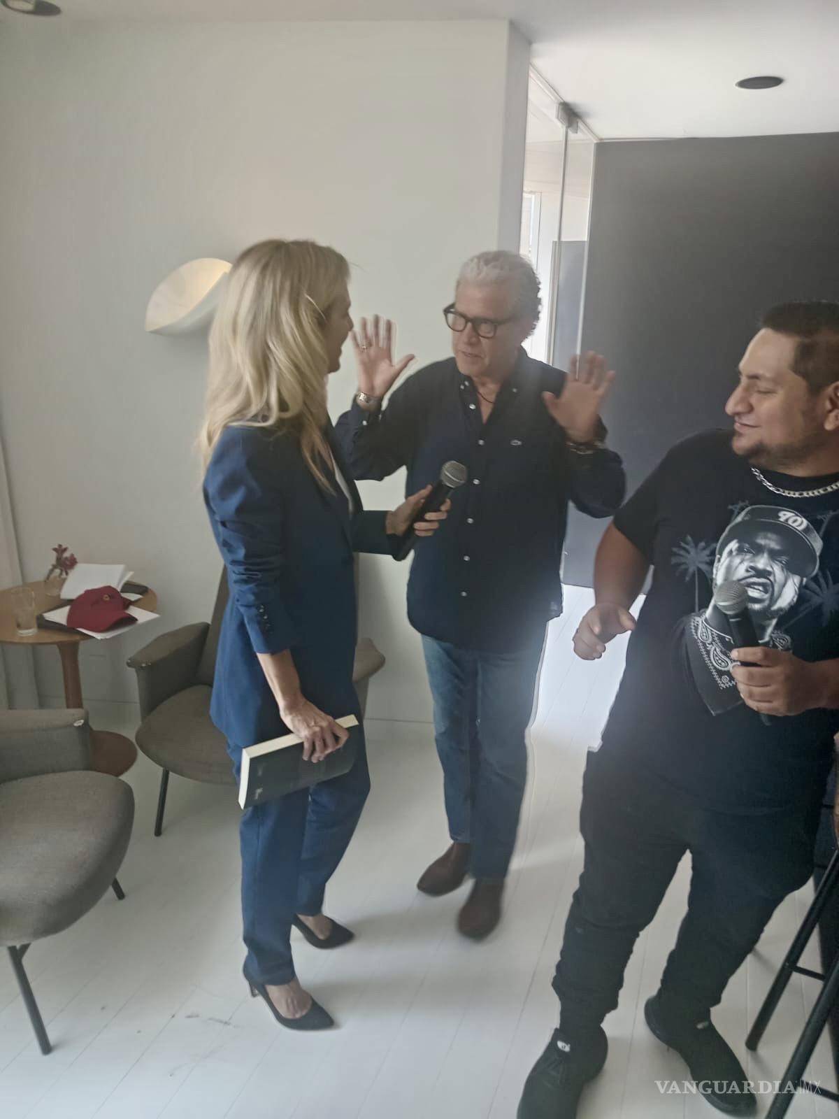 $!Cayetana Alvarez, con el autor.