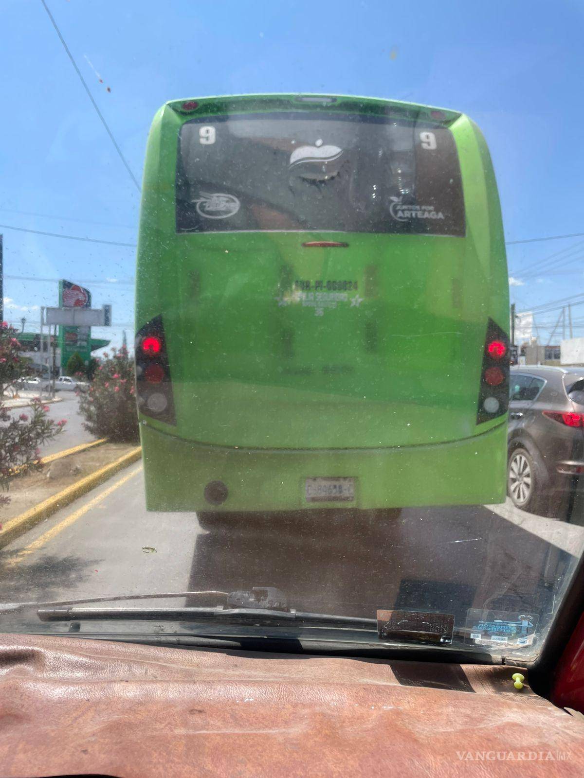 $!La denunciante aseguró que el transporte se desplazó del carril derecho al izquierdo cuando el automóvil en el que viajaba circulaba prácticamente a la par.