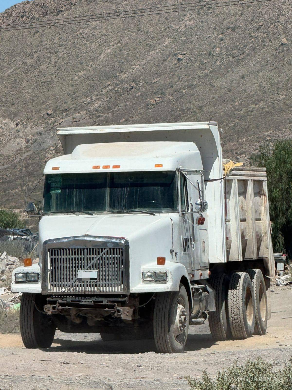 $!El camión fue localizado mientras presuntamente descargaba alrededor de 10 toneladas de escombro.