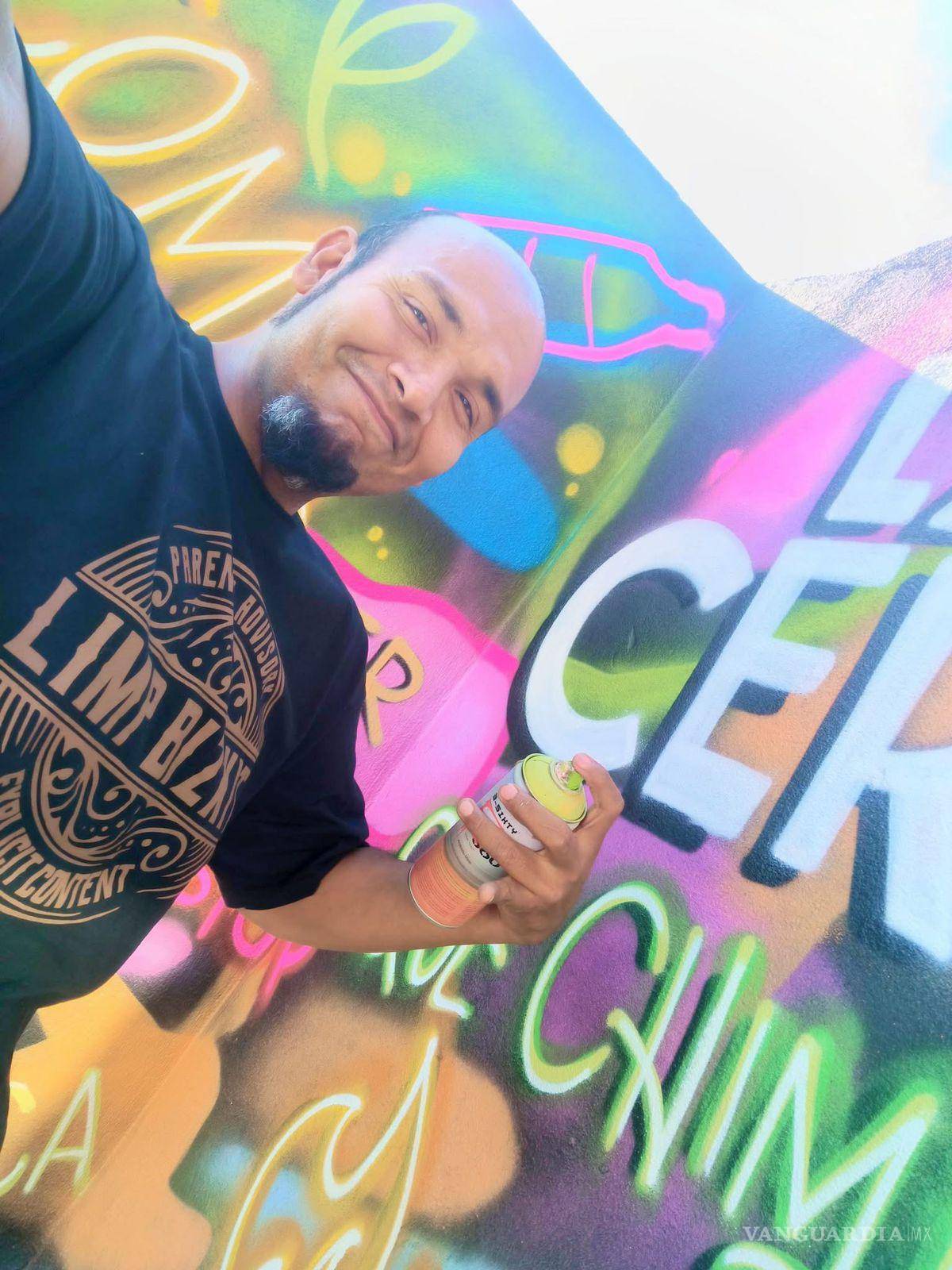 $!Honer, artista urbano de Monclova, junto al vestido intervenido que destacó en los TikTok Awards 2026.