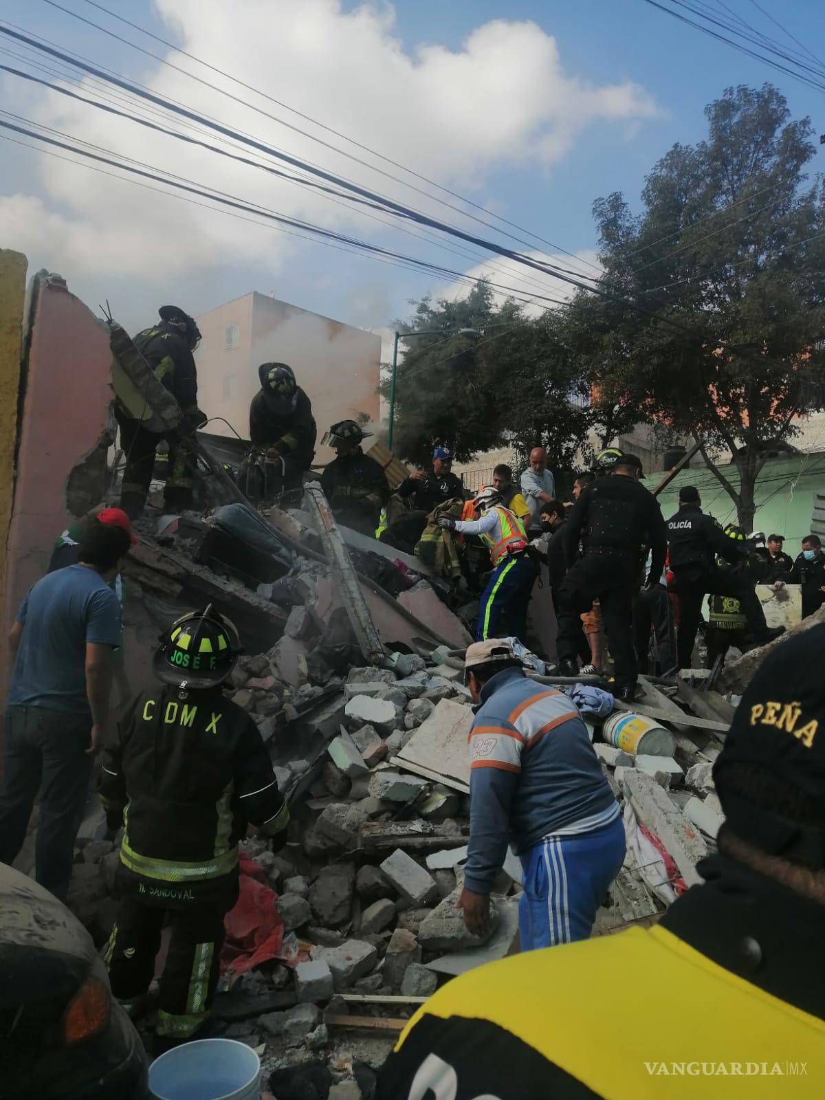 $!Vecinos y autoridades colaboran para retirar escombros y atender heridos tras explosión en colonia Pensil, CDMX