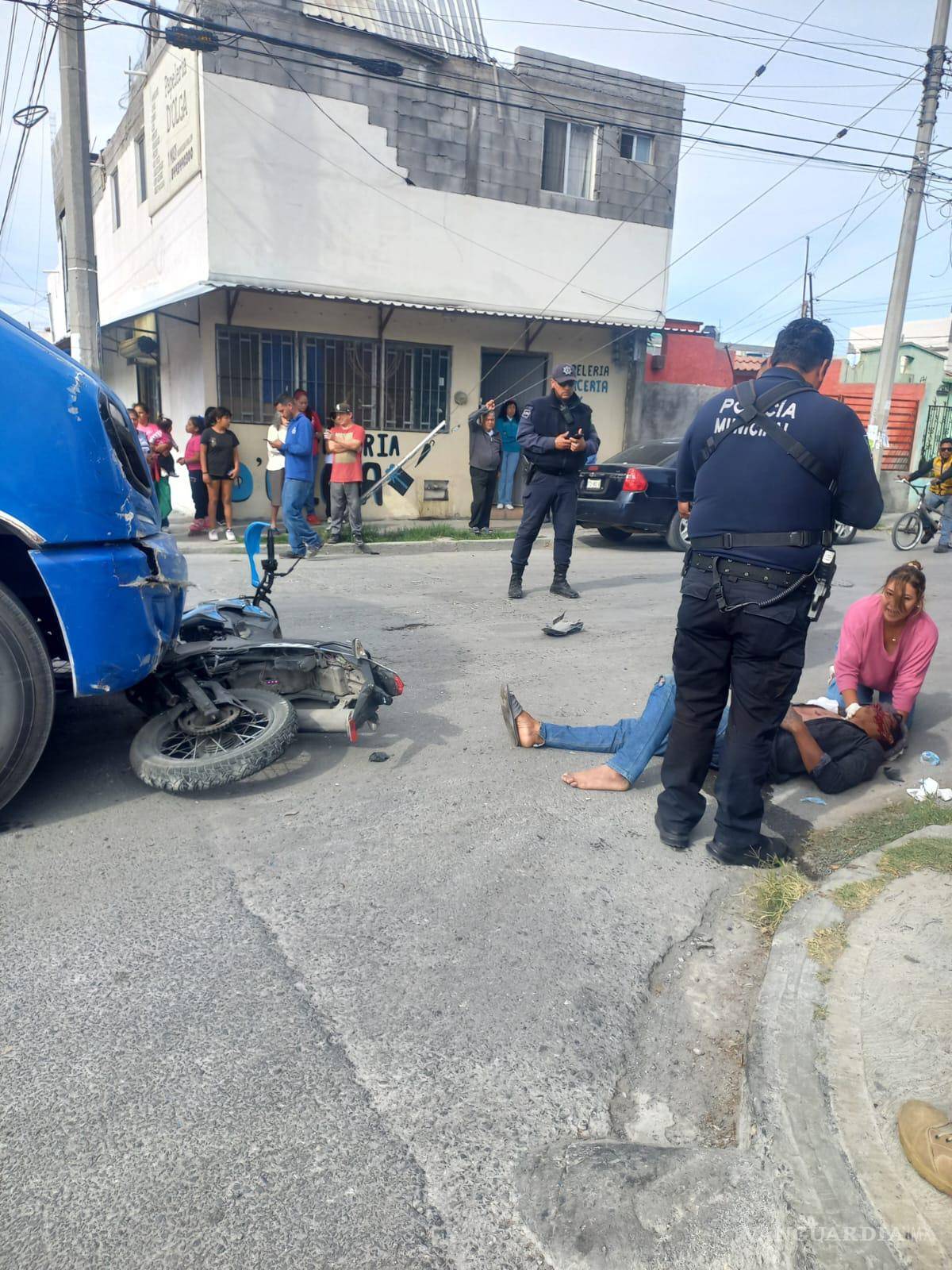 $!El accidentado fue ayudado por una joven (vestimenta rosa), propietaria del negocio frente al cual sucedieron los hechos.