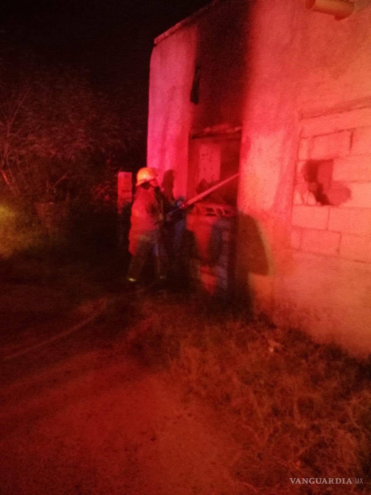 $!Las llamas alcanzaron principalmente el techo y basura acumulada en el interior del inmueble ubicado en Galeana y Flores Magón.
