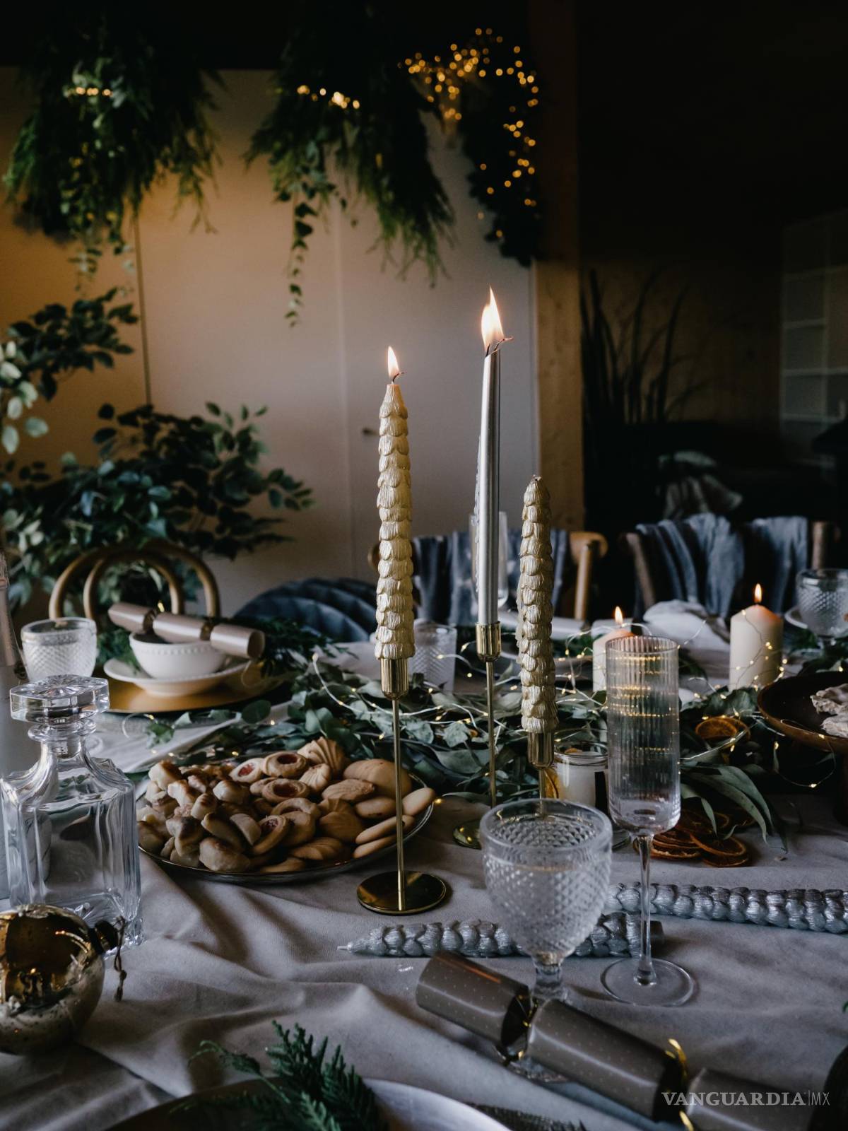 $!Luces colocadas en lugares estratégicos y velas que iluminen dando calidez al ambiente, llenan de color y armonía la Navidad. Foto cedida. Muymucho