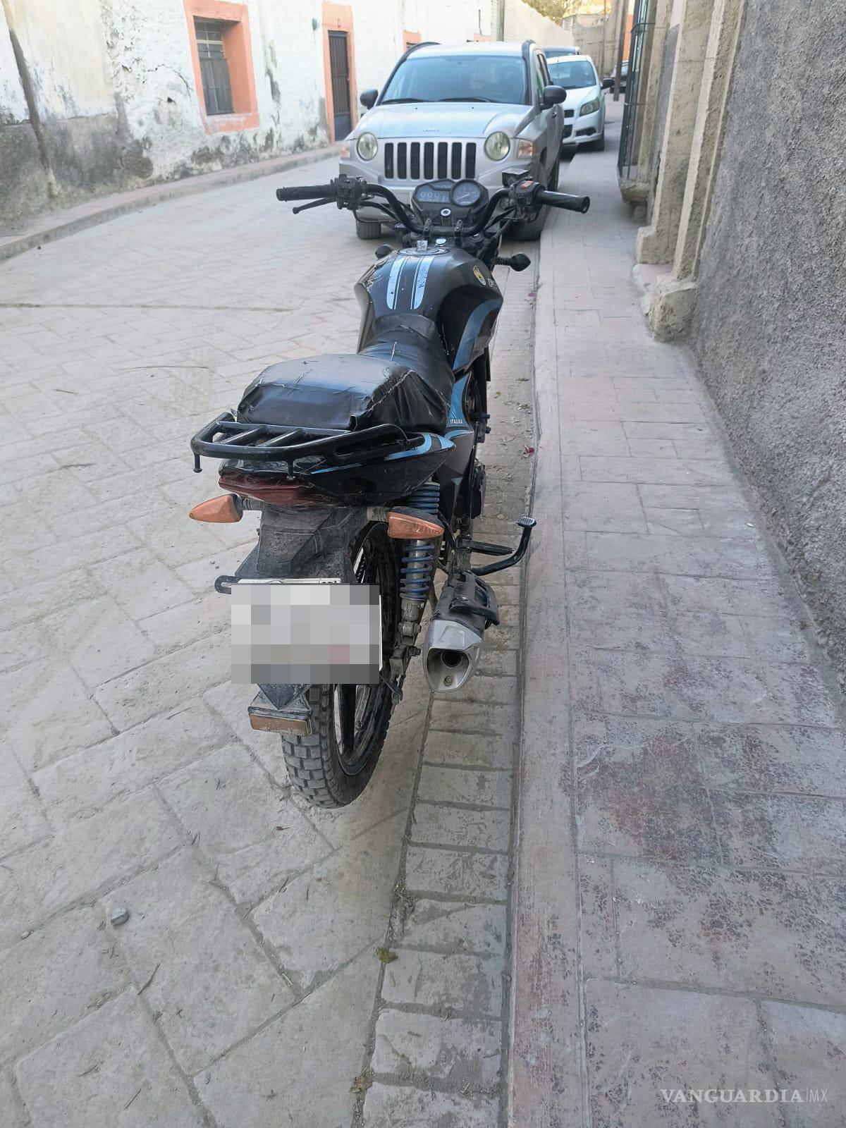 $!Presuntos responsables utilizaron una motocicleta para desplazarse por el sector tras cometer el robo en el centro de Parras.