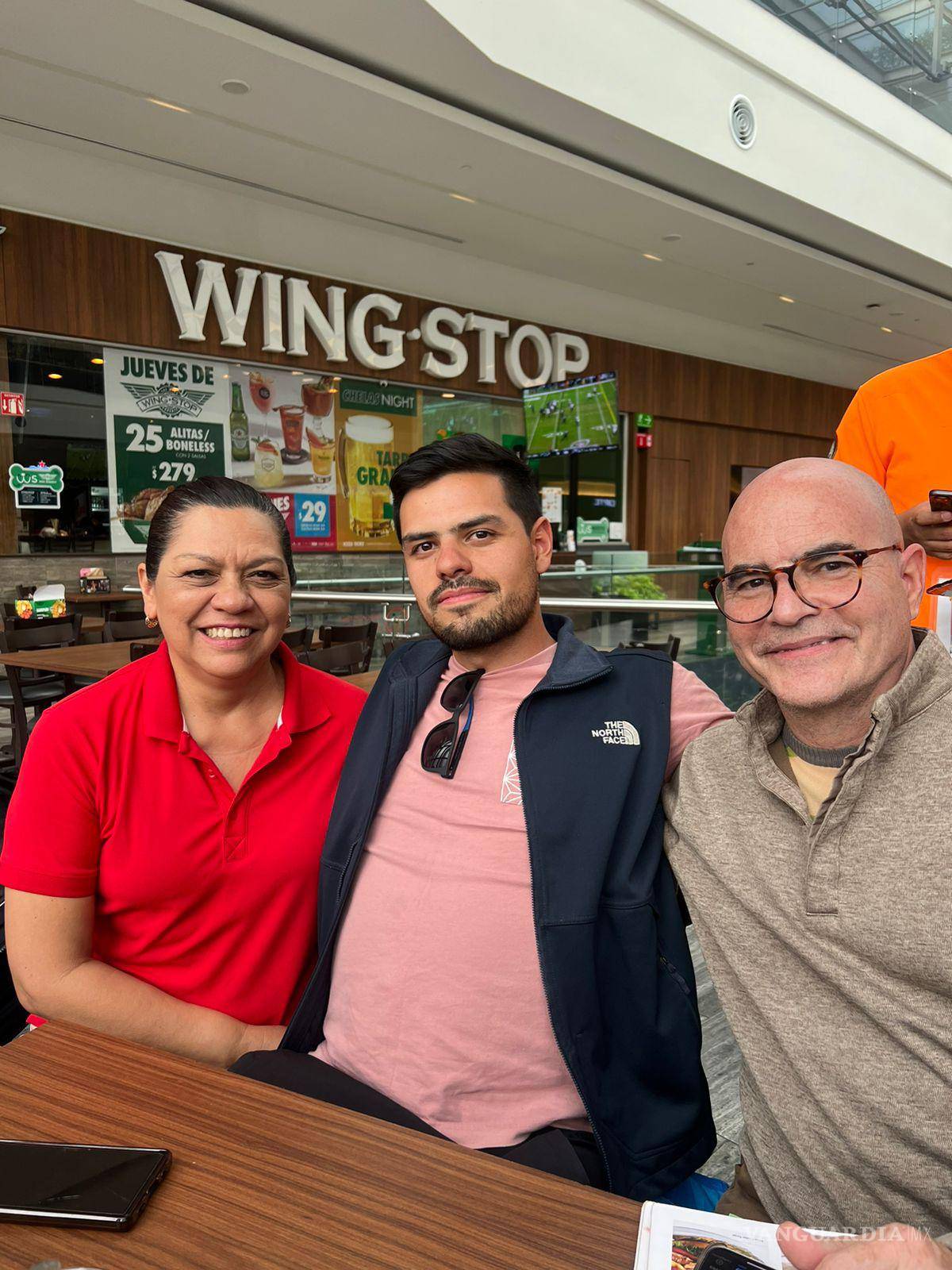 $!Bruno con sus padres.