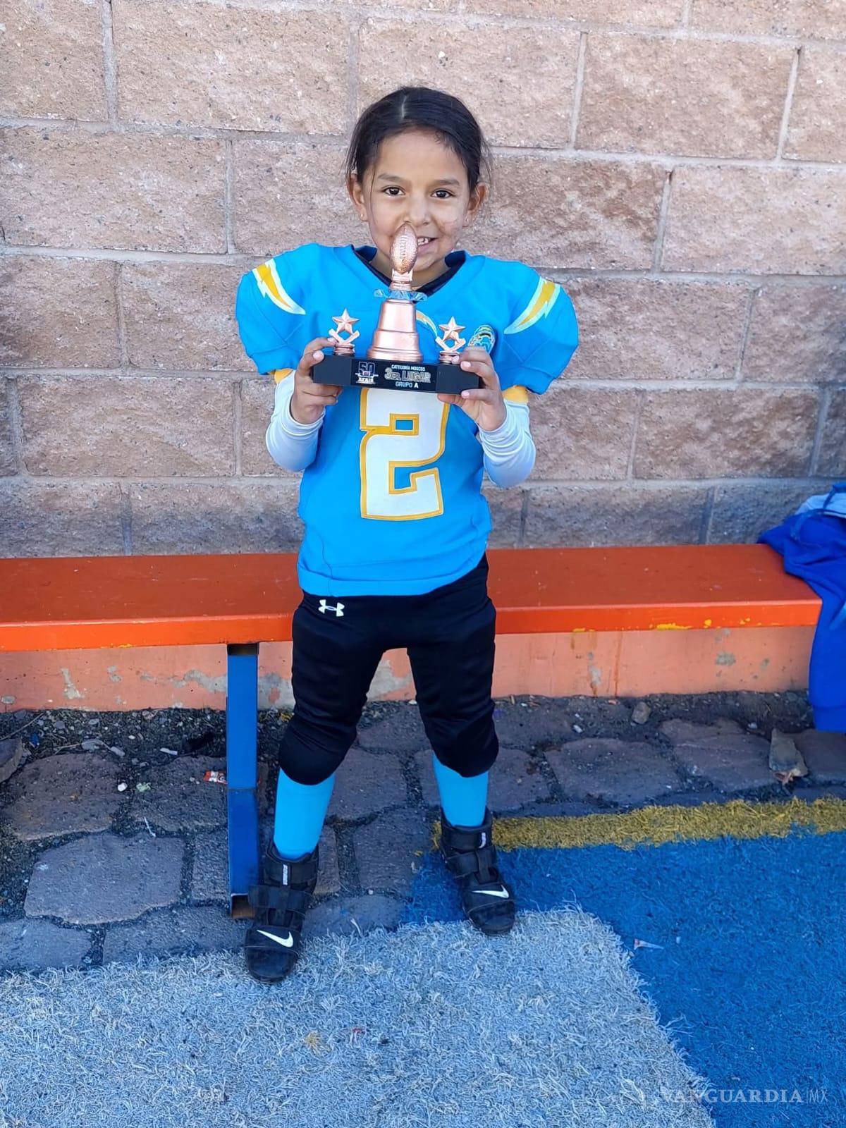 $!En el campo, Maya enfrenta a niños mayores, enseñando que valentía y esfuerzo no dependen del género.