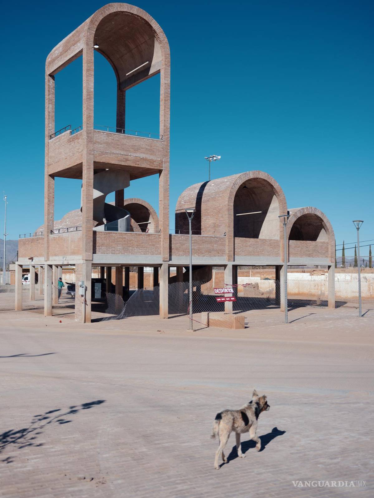 $!La plaza del mercado en Naco, Sonora (México) que cuenta con una torre de observación y espectaculares arcos de bóveda de cañón de ladrillo.