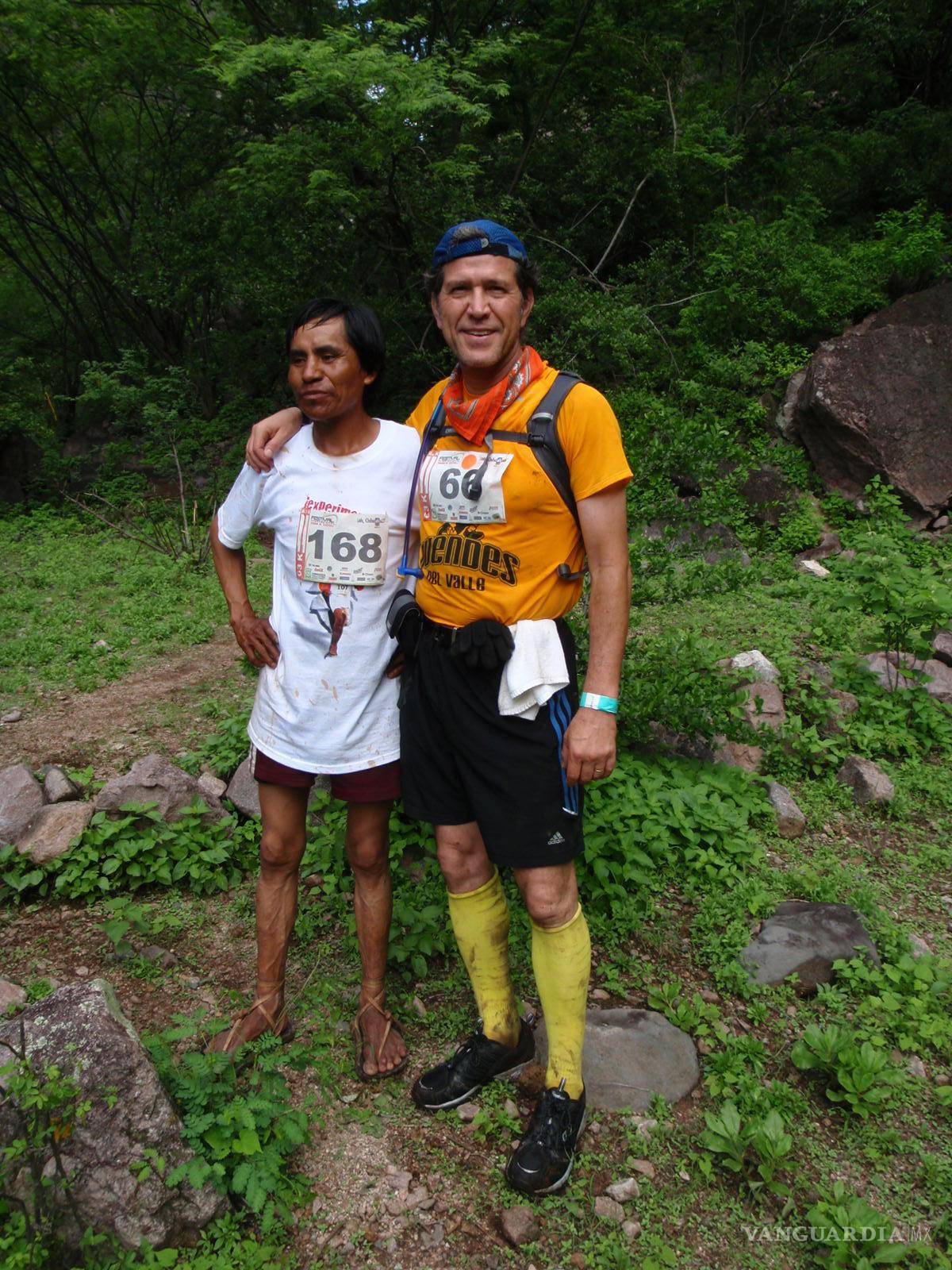 $!Con Santiago, mi ahijado, en el corazón de la Barranca la Sinforosa en la Sierra tarahumara.