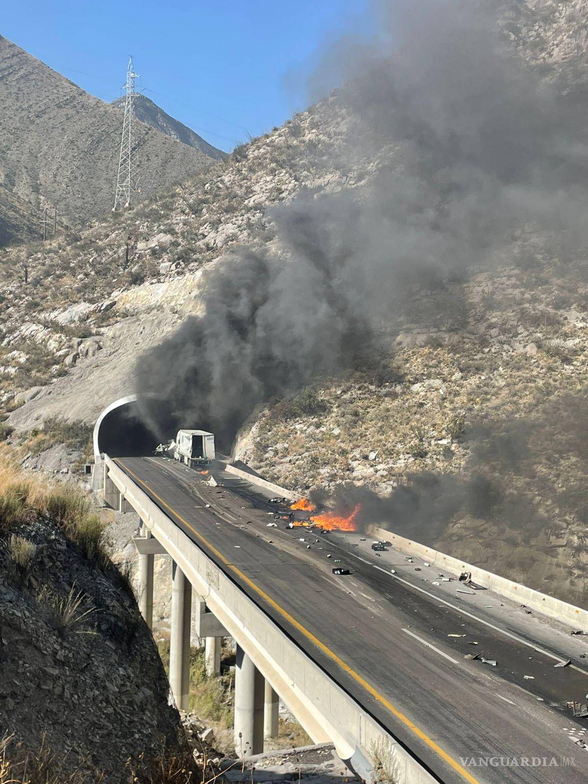 $!Elementos de la Guardia Nacional supervisan la zona del accidente mientras se realizan las diligencias por parte de la Fiscalía General del Estado.