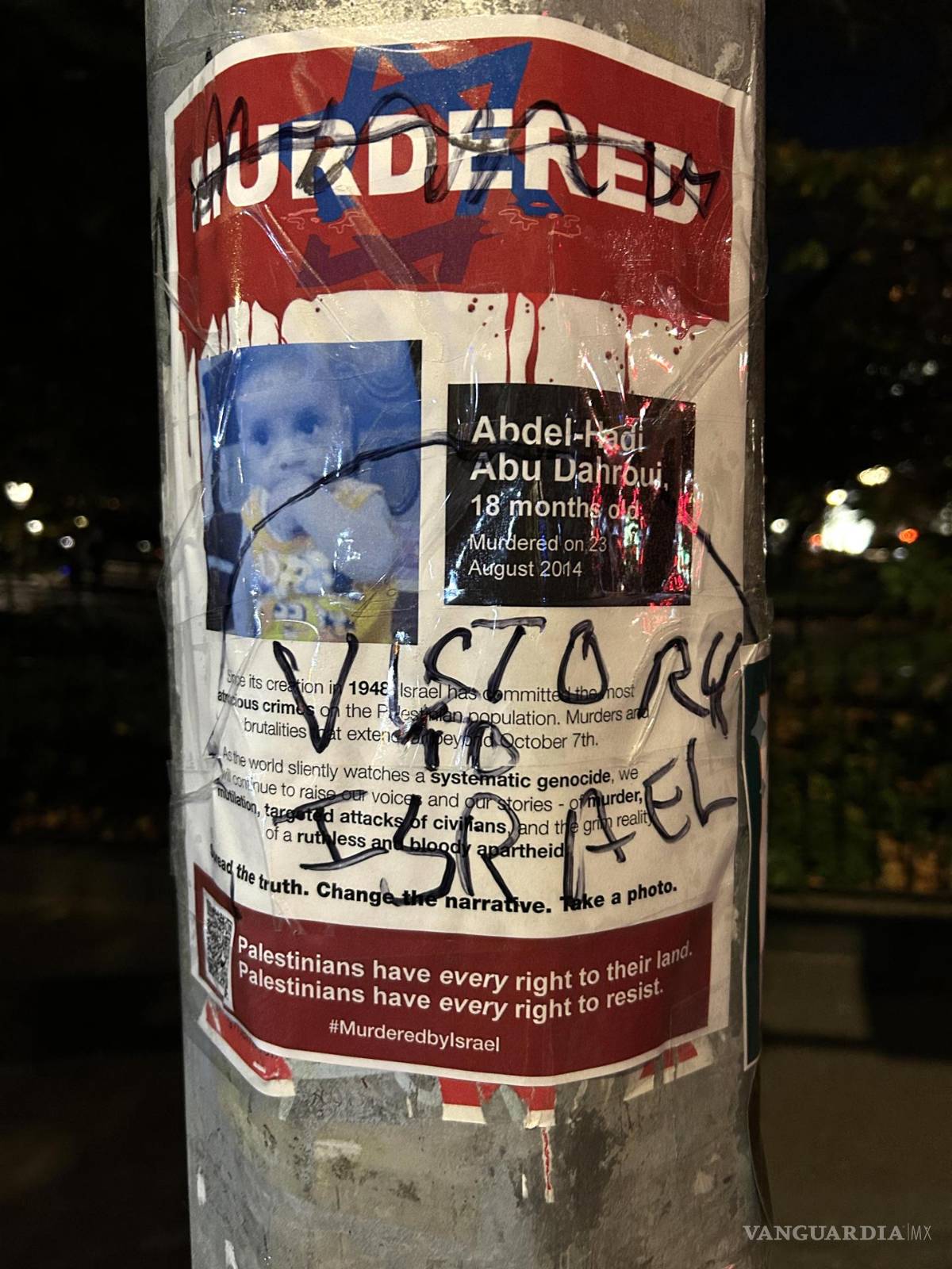 $!Vista de un cartel con la imagen de un bebé palestino de 18 meses que fue asesinado, tapado por el mensaje victoria para Israel en una calle de Nueva York.