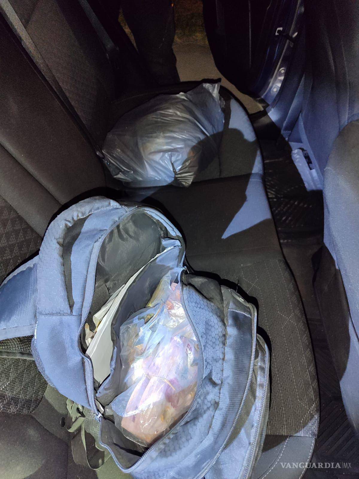 $!Ante el intento de escape, los oficiales lograron interceptar el vehículo unos metros más adelante y hacer una revisón.