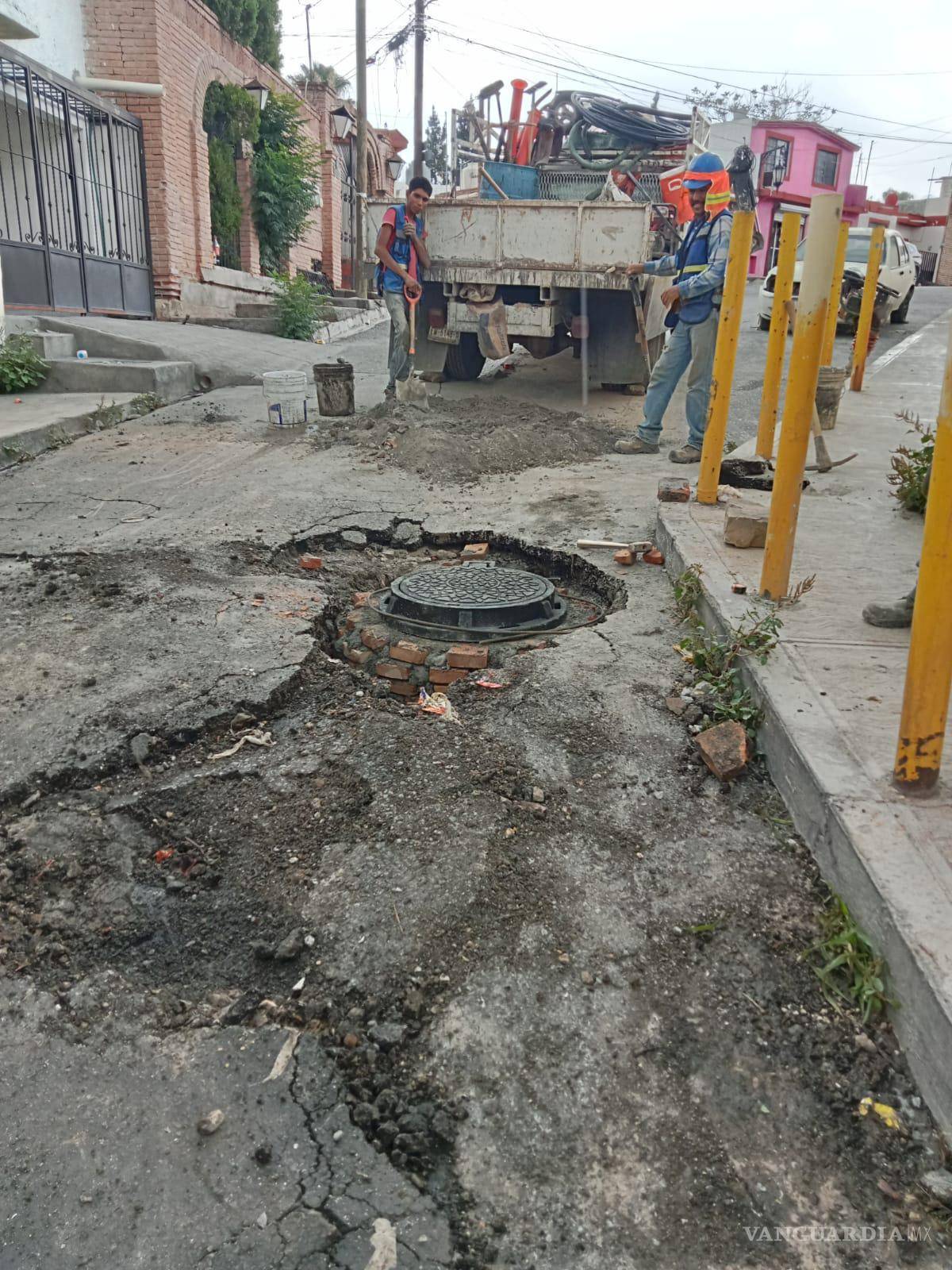 $!Este martes, cuadrillas de Agsal empezaron a reparar el bache.