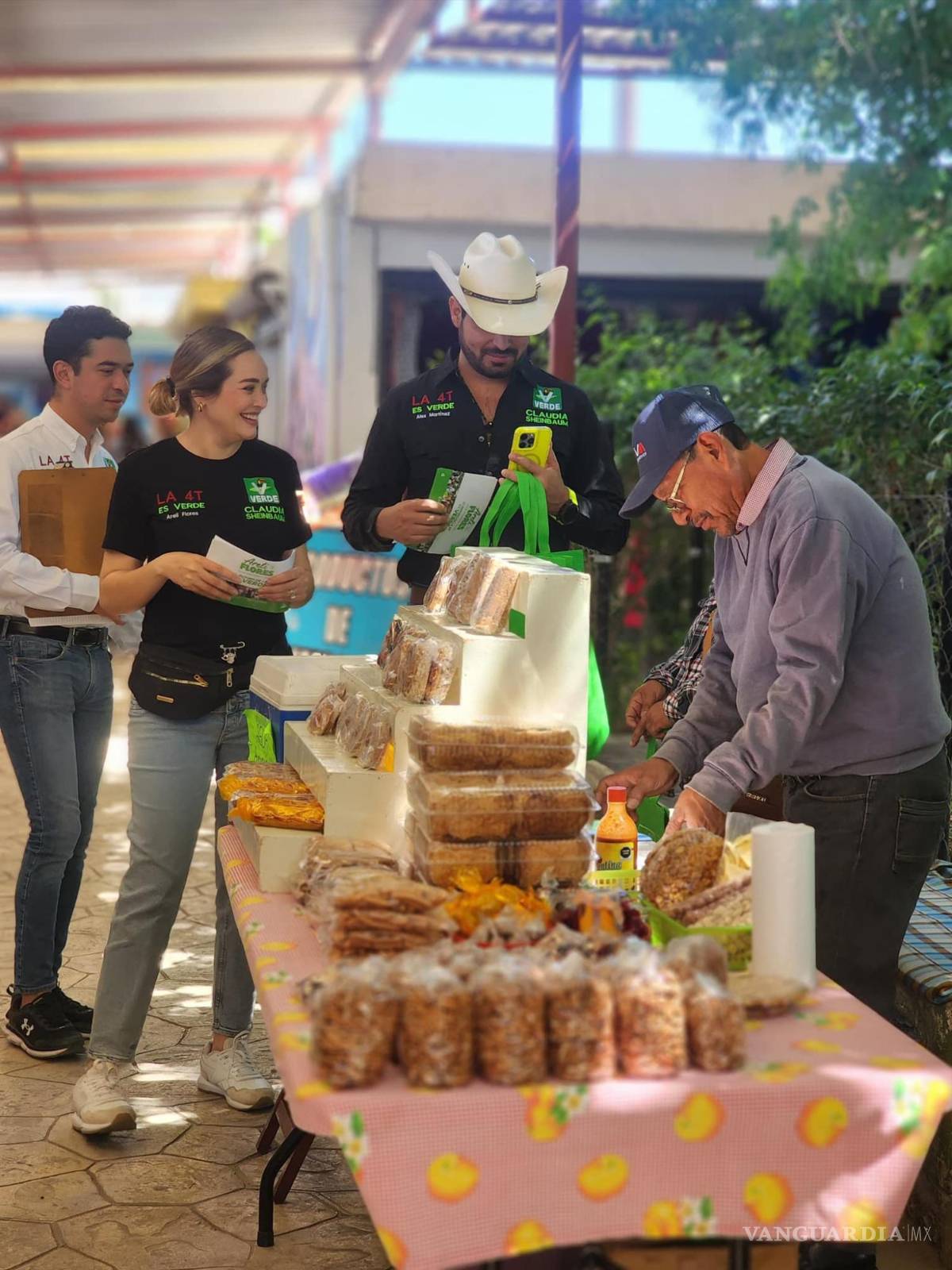 $!A decir de Alejandro Martínez, a su esposa un partido político la quiere bajar de la contienda a la mala.