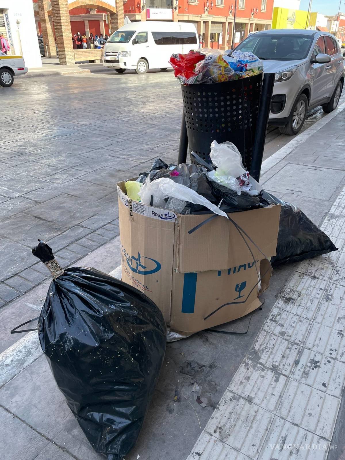 $!Algunas calles de la zona centro de Saltillo lucieron invadidas de basura.