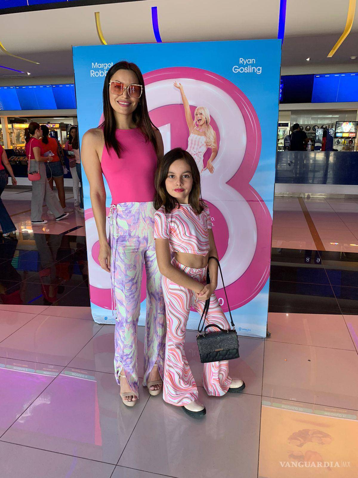 $!Niñas fueron acompañadas por sus mamás también con looks que recuerdan a ‘Barbie’.