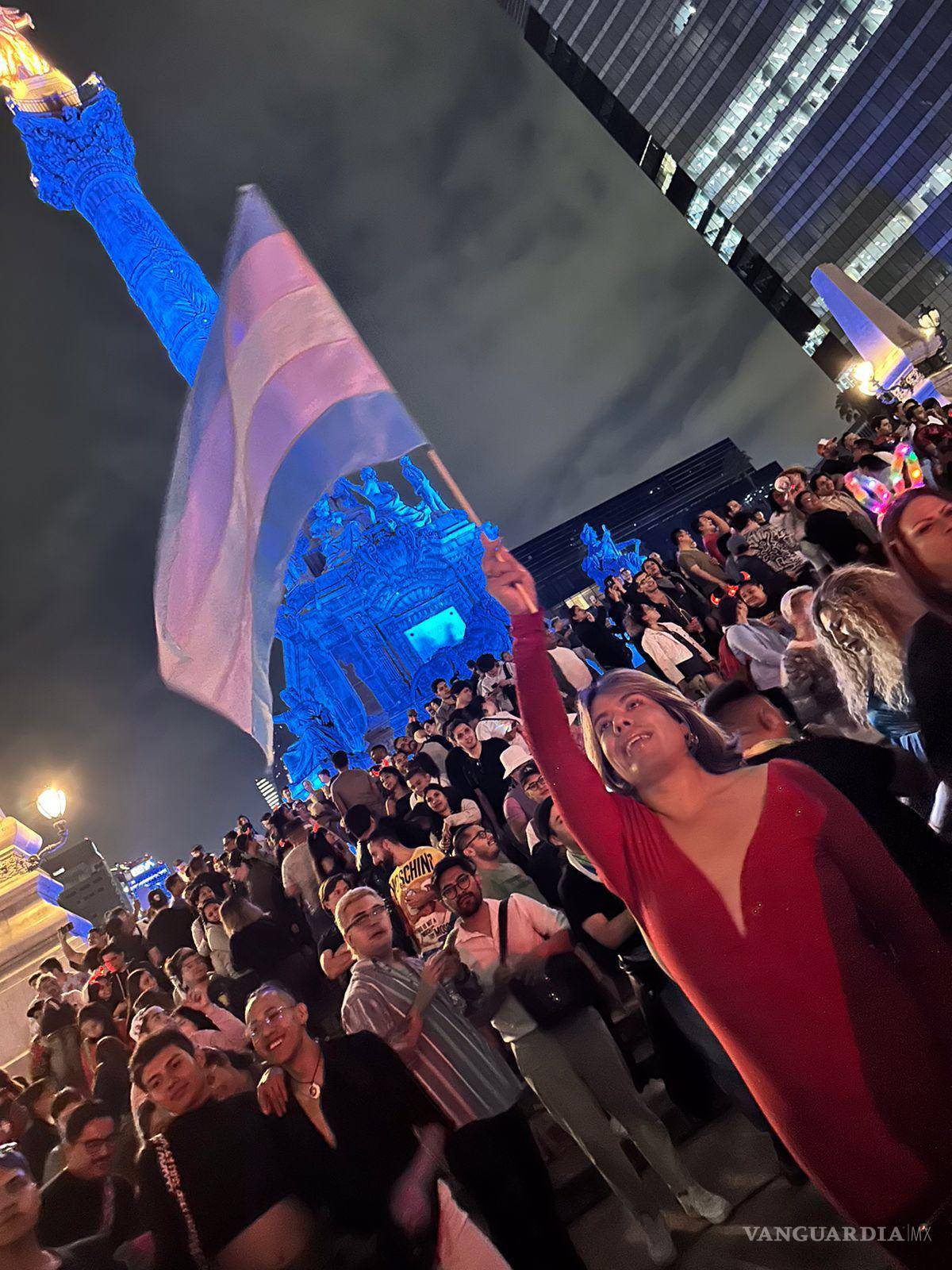 $!Uri, abogada trans, convocó a sus amigos y amigas y juntes partieron a toda velocidad al Ángel a celebrar a Wendy.