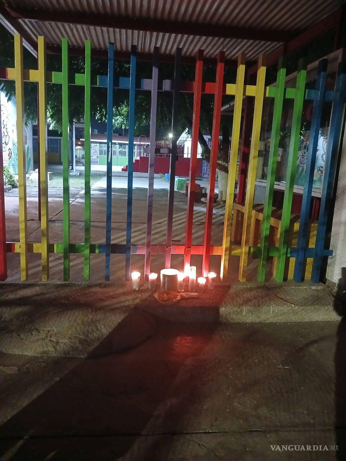 $!El homenaje espontáneo reflejó el impacto que la noticia tuvo entre la comunidad escolar y la ciudadanía, que continúa manifestando su pesar por el fallecimiento del niño ocurrido al interior del plantel.