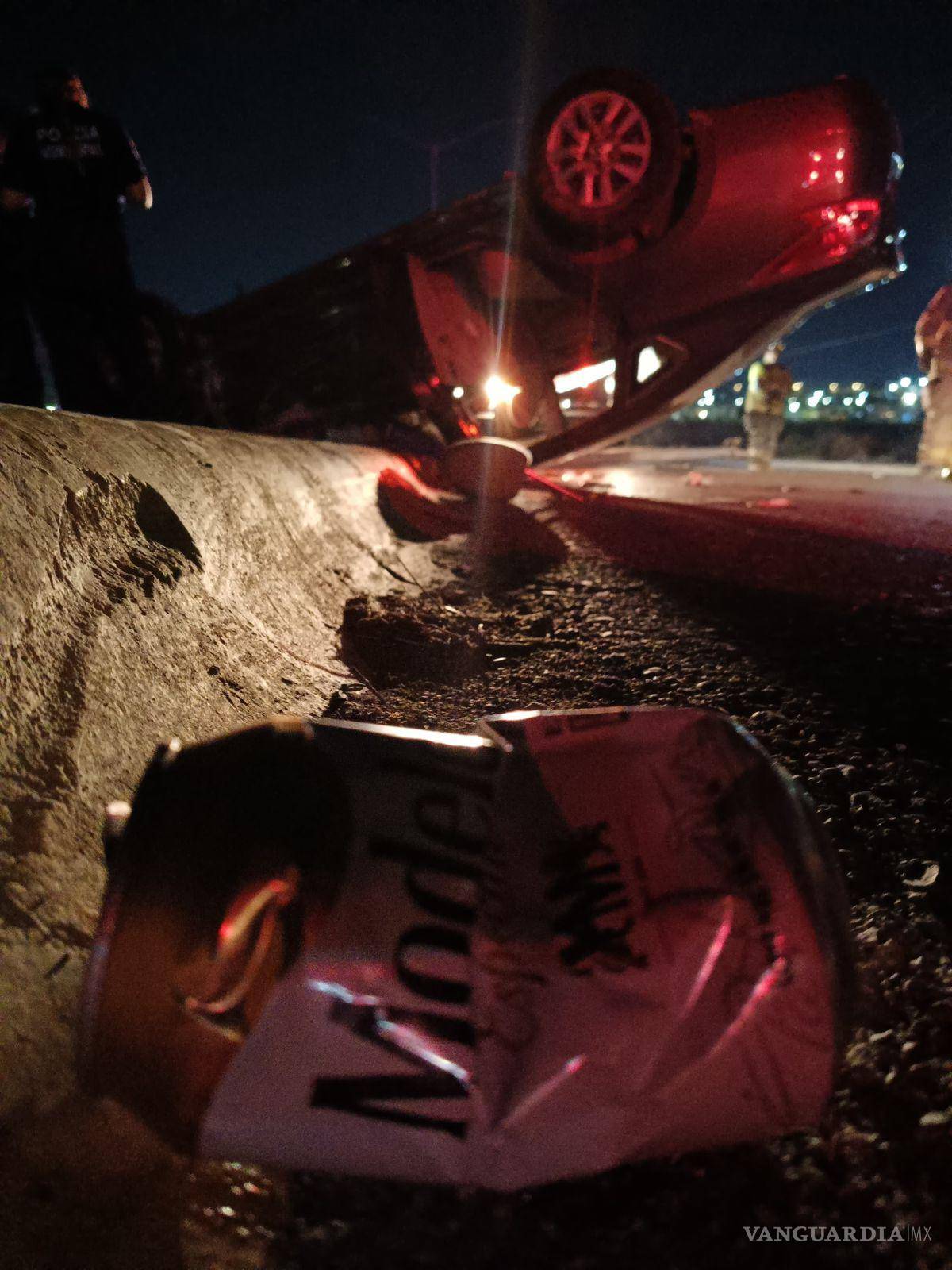 $!Dentro del vehículo se localizaron latas de cerveza, lo que refuerza la presunción de que el conductor manejaba en estado de ebriedad al momento del accidente.