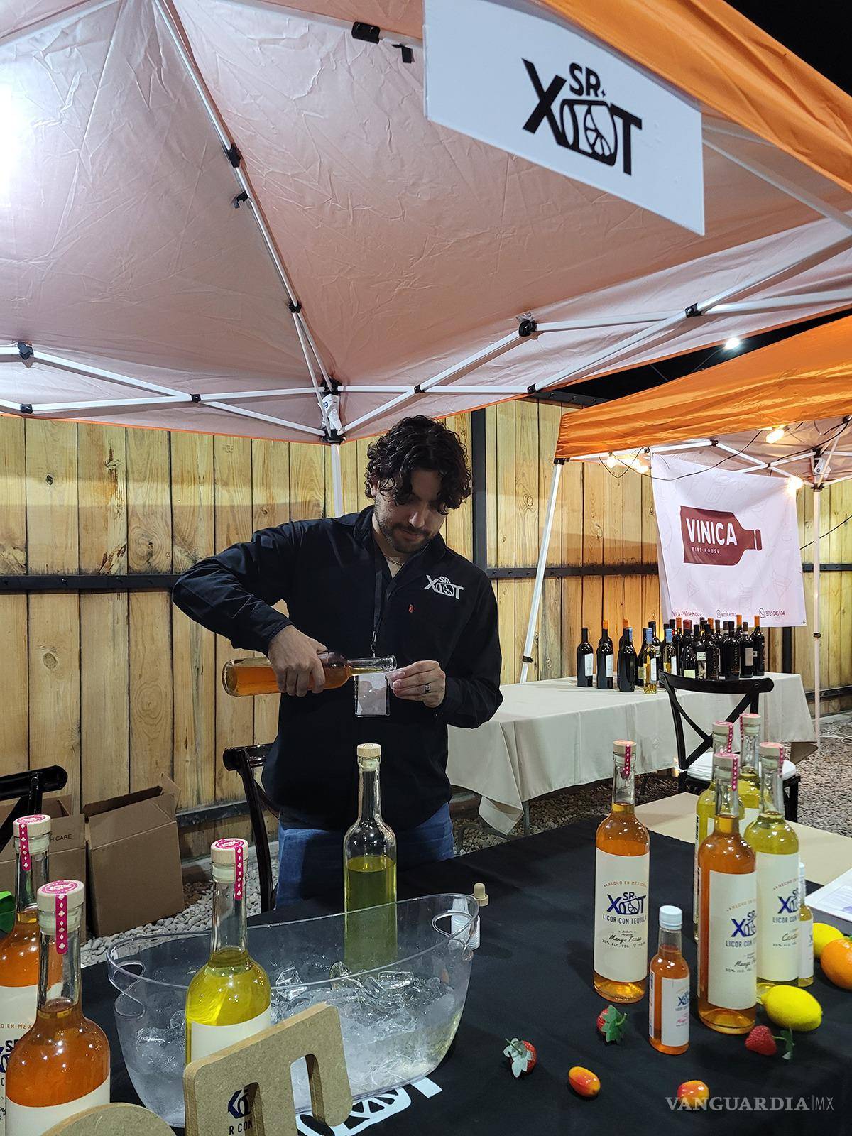$!Productores regionales ofrecieron quesos, charcutería y bebidas como mezcal y tequila durante el encuentro gastronómico.
