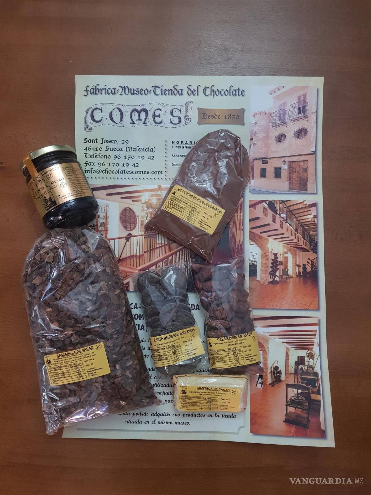 $!Chocolates Comes sobre un anuncio publicitario de la fábrica y tienda-museo. Foto: Cedida por familia Melero.