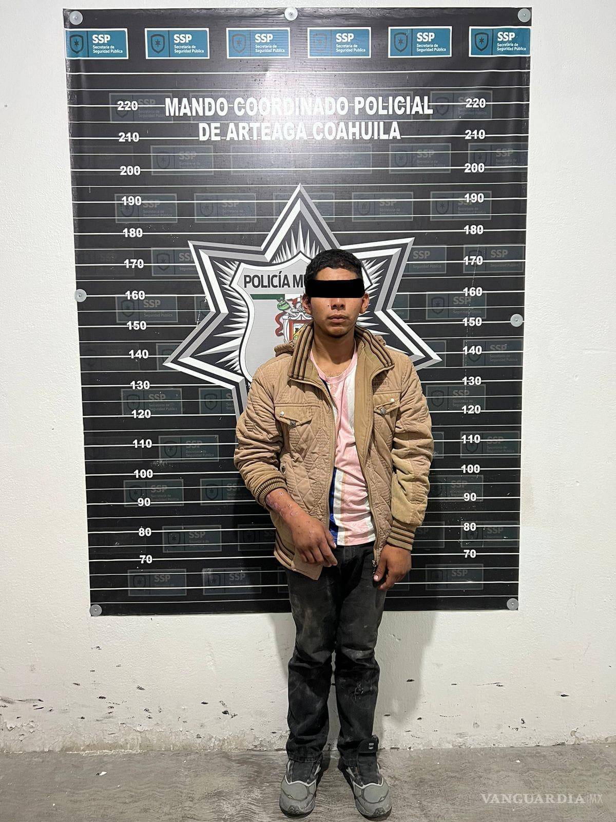 $!El hombre fue detenido mientras conducía una camioneta pickup con objetos sin acreditar.