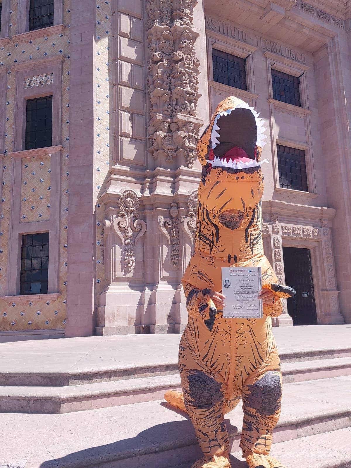 $!Abel posó con el título de su ingeniería en las manos.
