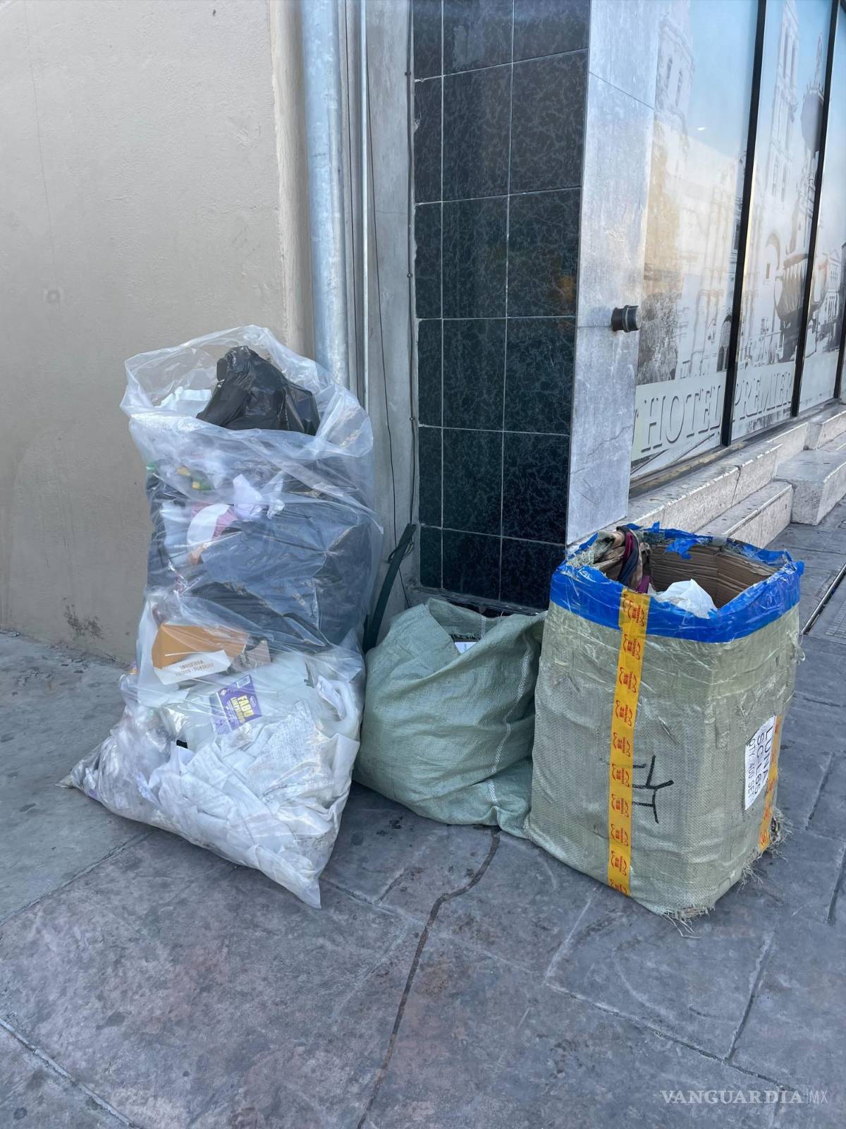 $!El Municipio de Saltillo solicitó “guardar” la basura hasta que el camión recolector pase...