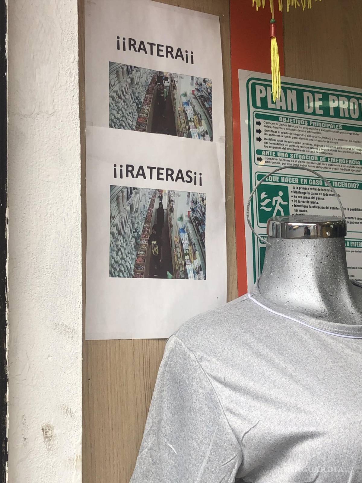 $!¿El muro de la vergüenza? en centro de Saltillo, locatarios exhiben a ladrones y asaltantes