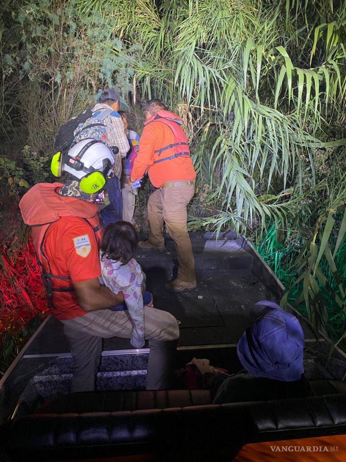 $!Los rescatistas del INM usaron un aerobote para acceder a la zona y auxiliar a los cinco integrantes, todos en buen estado de salud.