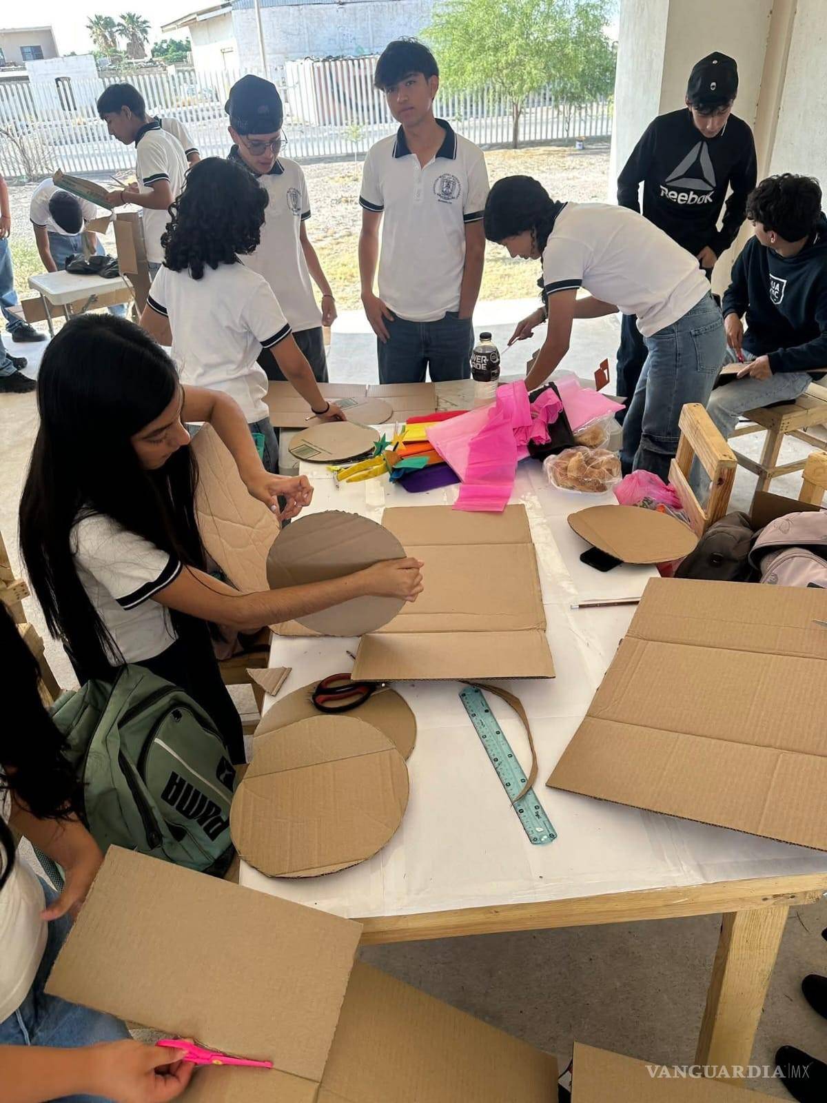 $!Los alumnos aprendieron a elaborar piñatas.