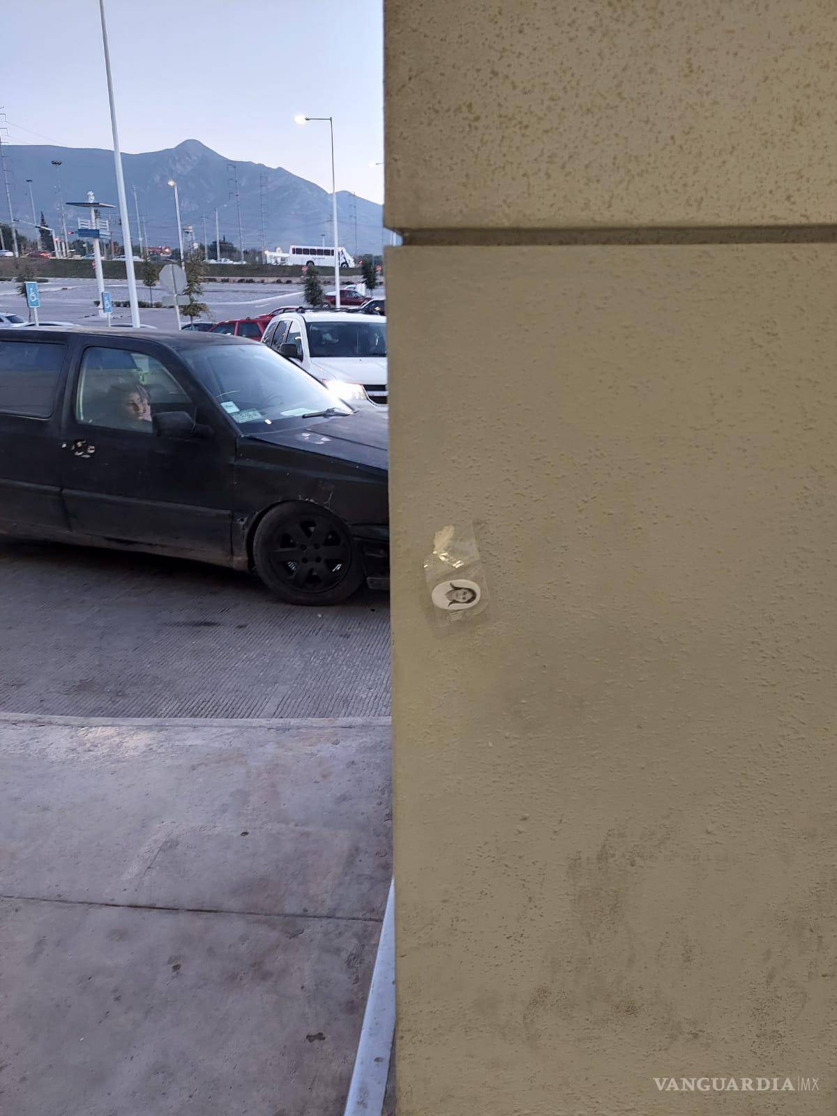 $!Algunos paseantes se detuvieron a ver las fotos, esperando a ver si alguien se acercaba.