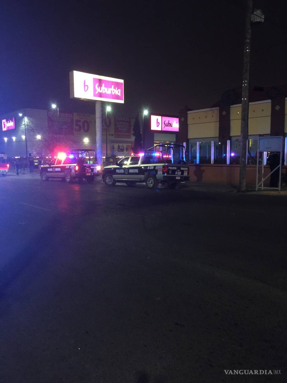 $!Afirman hay saqueos en Saltillo; evacuan varias tiendas