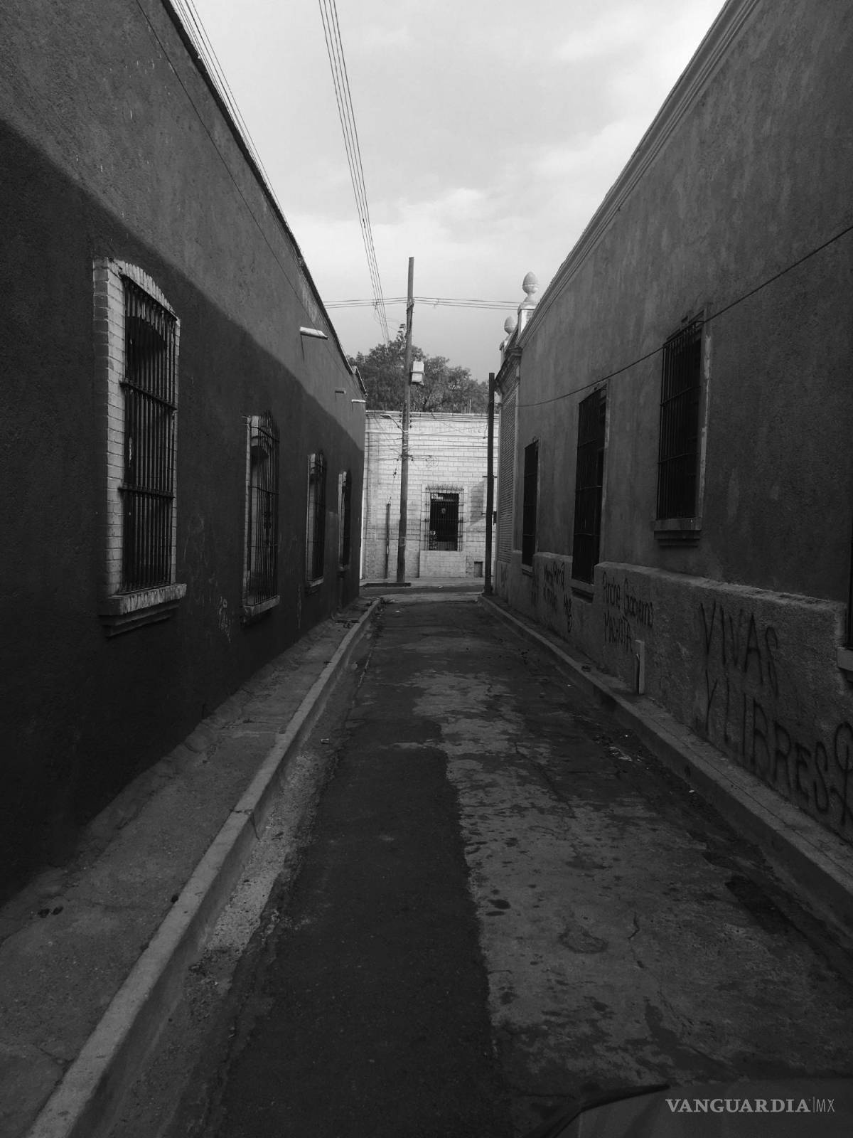 $!Antiguo callejón de Bracho, hoy llamado 5 de Mayo, nótense las reducidas banquetas.