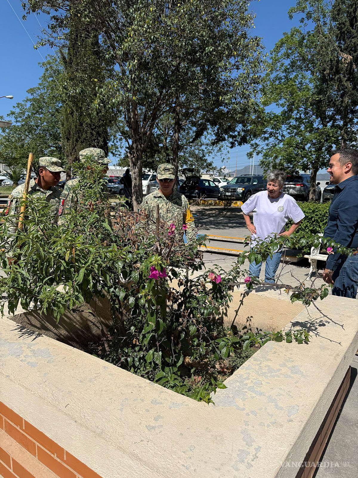 $!Personal del 69° Batallón de Infantería de la Sedena participó activamente en la plantación de árboles junto a estudiantes y autoridades universitarias.