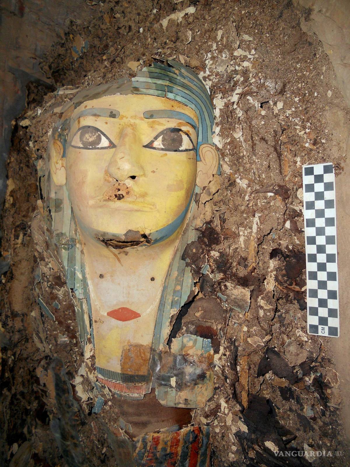 $!Uno de los sarcófagos de la cámara funeraria intacta con nueve momias en la tumba del gobernador Haqaib III, que data del Imperio Medio (2050-1750 a.C.), en la ciudad de Asuán, en el sur de Egipto. EFE