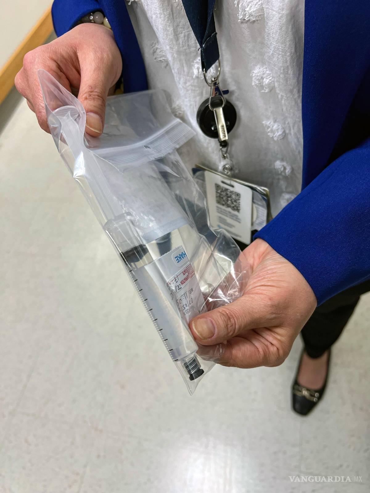 $!Una imagen de Kiran Musunuru muestra una de las jeringas del tratamiento de KJ. La historia del tratamiento de edición de genes a medida para KJ empezó la tarde del 8 de agosto,