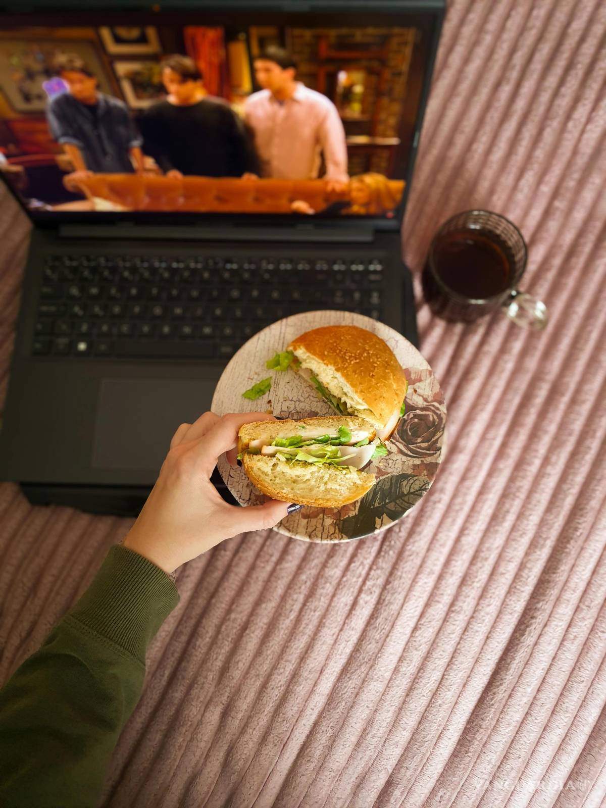 $!La comida basura y los maratones de series desde el colchón podrían esconder algo más que un fin de semana de procrastinación.