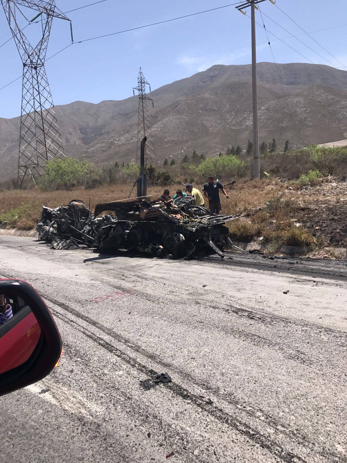 $!Carambola provoca caos en la carretera Saltillo-Monterrey