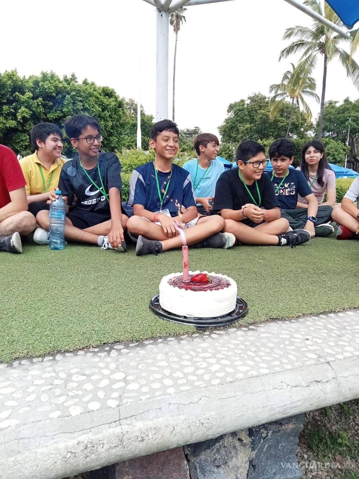 $!Axel Salazar (centro) destacó la importancia de la convivencia y el aprendizaje compartido con otros participantes en la Olimpiada.