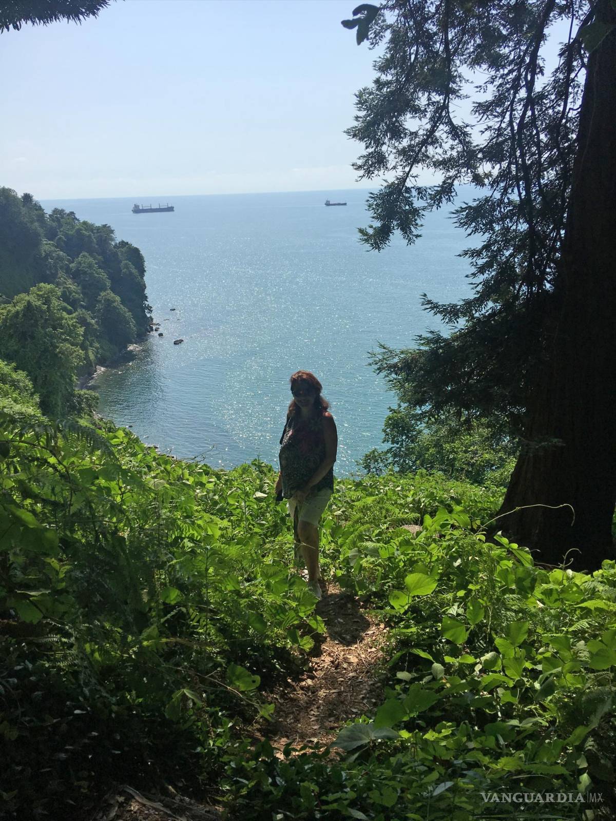 $!Una embarazada posa en contraluz en una zona de Batumi, al fondo el mar Negro. EFE/Misha Vignanski