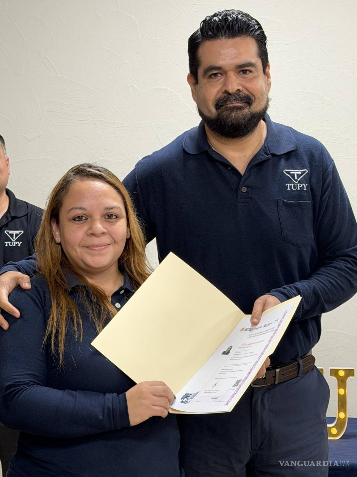 $!Colaboradores certificados celebran un nuevo paso en su desarrollo profesional dentro de la empresa.