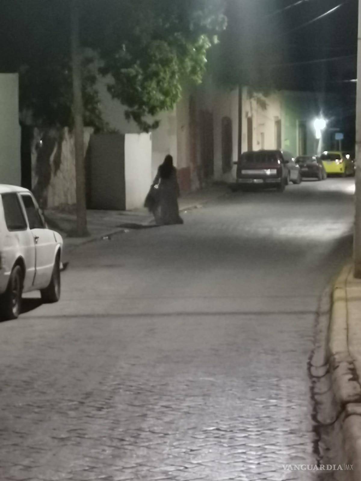 $!Los bomberos se retiraron del lugar, pero minutos después los llamaron nuevamente, ya que la dama de blanco trataba de ingresar a un hotel a la fuerza.