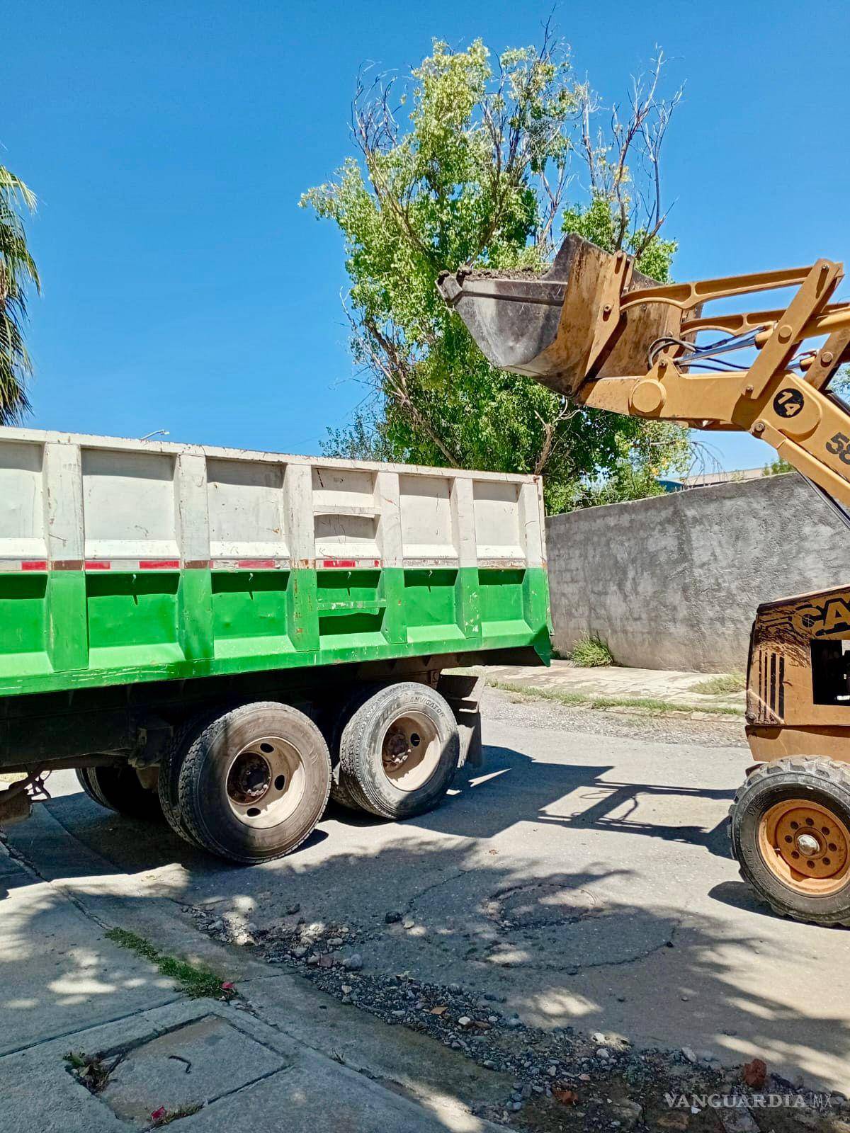 $!Brigadistas municipales llevaron a cabo labores de descacharrización para prevenir focos de infección en colonias.