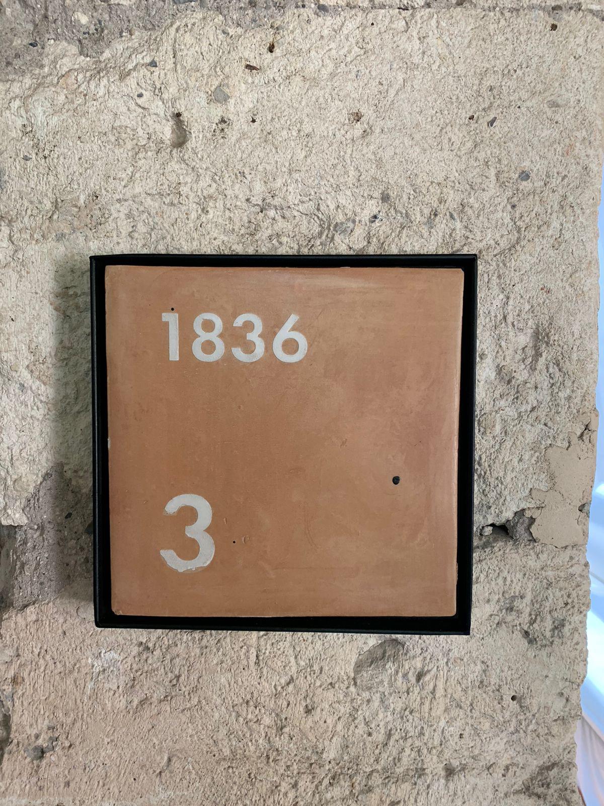 $!Habitación 1836; la inscripción en una de las chapas permitió aproximar la fecha de construcción de la casa.