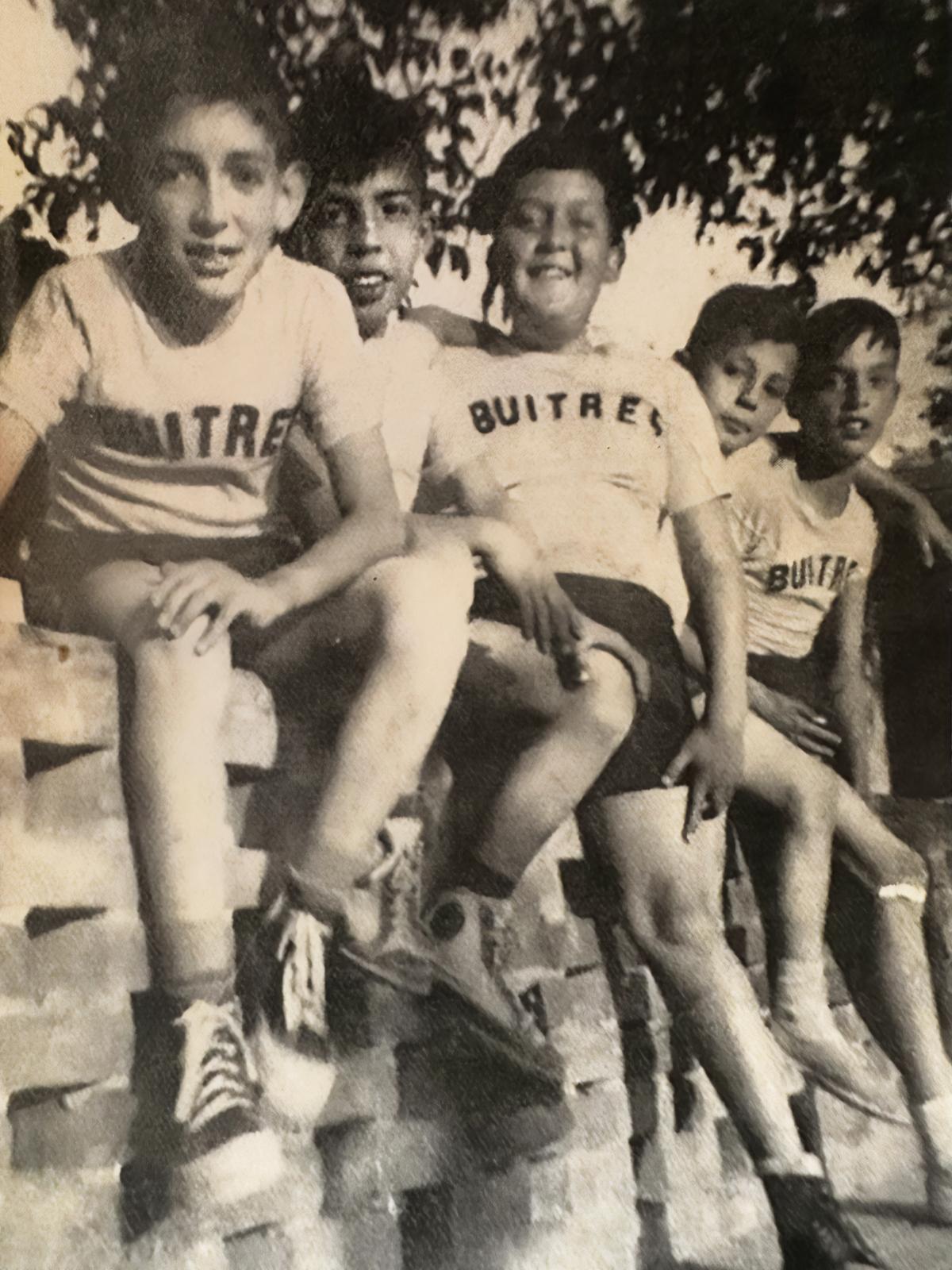 $!Víctor Mohamar estudió en el icónico Colegio Zaragoza, entre sus fotos, hay recuerdos de aquellos días en donde jugaba basquetbol con Don Armando Castilla en el equipo Buitres.