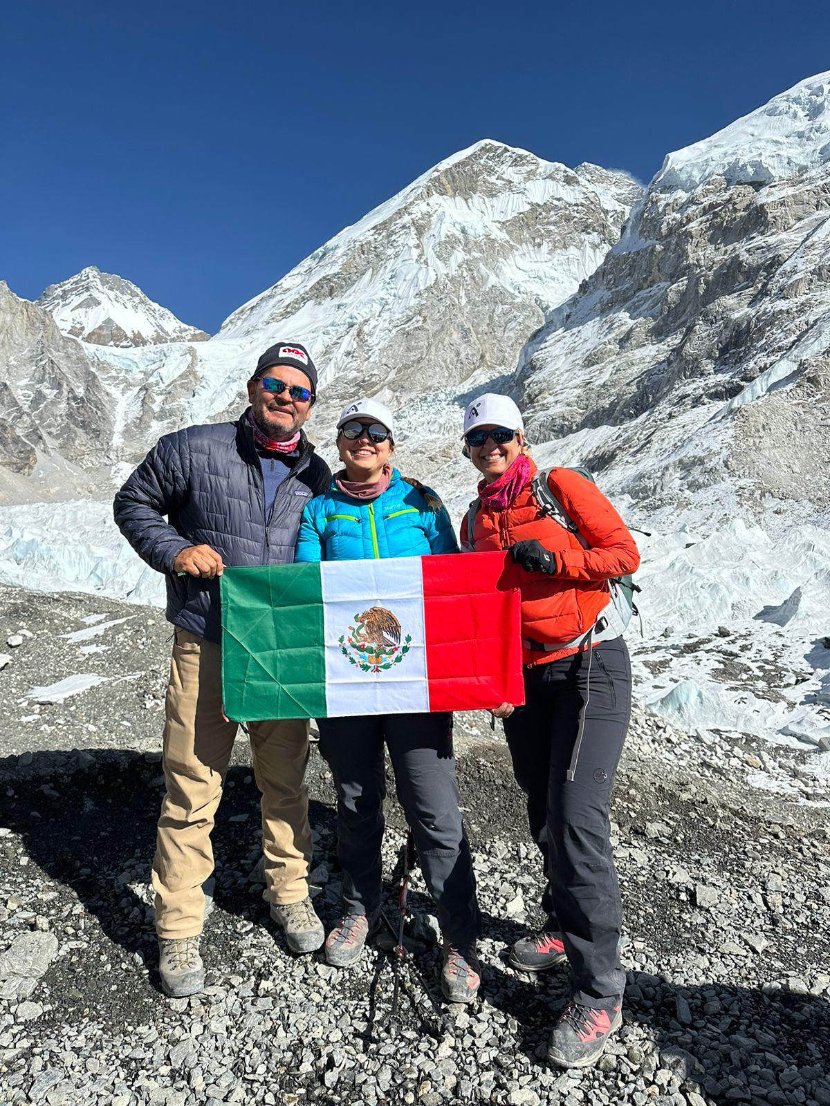 $!La travesía hacia la cima: Miguel Wheelock sigue los pasos de su hermana Karla, 25 años después de su histórico ascenso al Everest.