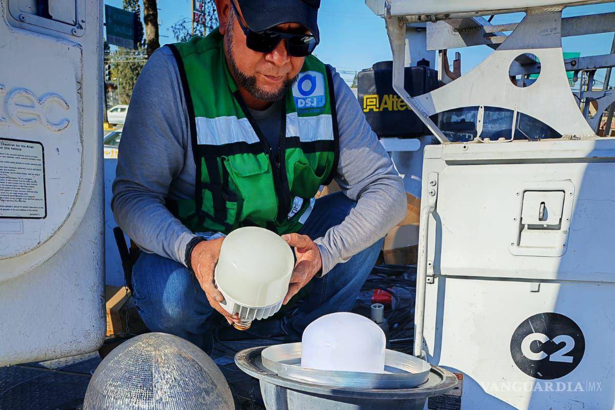 $!Las brigadas realizan supervisión, reparación y sustitución de luminarias según reportes ciudadanos y recorridos municipales.