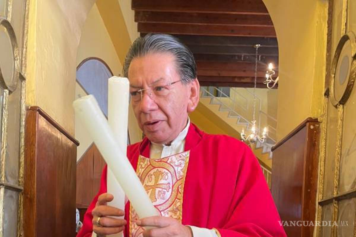 $!El ritual consiste en bendecir dos velas que luego se cruzan frente a la garganta de cada persona mientras se realiza una oración.