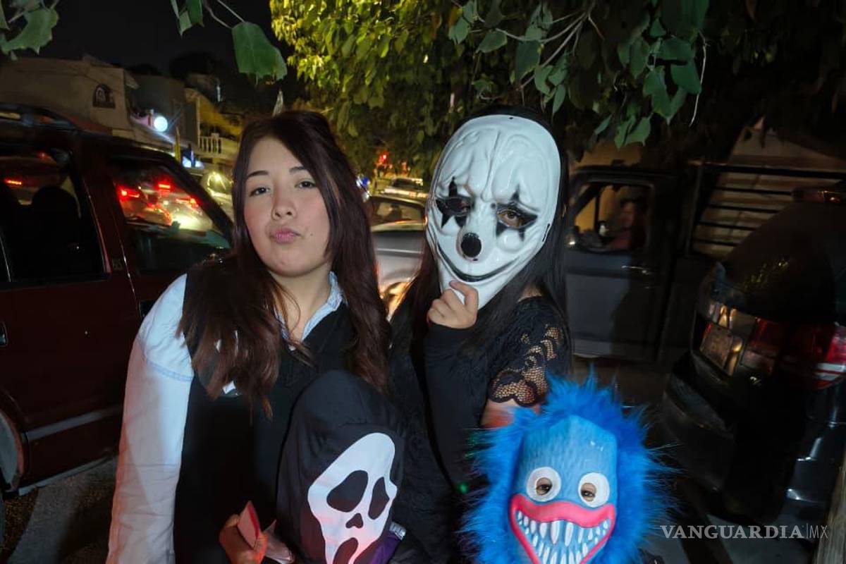 $!Las calles del Centro se llenaron de colores, disfraces y risas desde la tarde.